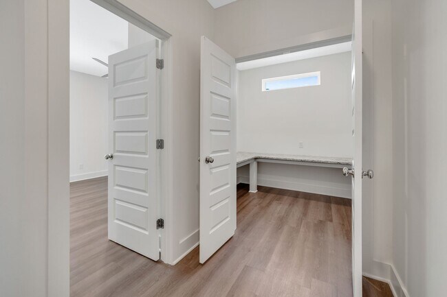 Building Photo - 2 Bedroom Home with Bonus Room/Office!