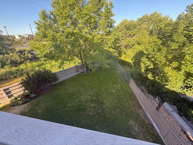 Building Photo - 931 NW Carlon Ave