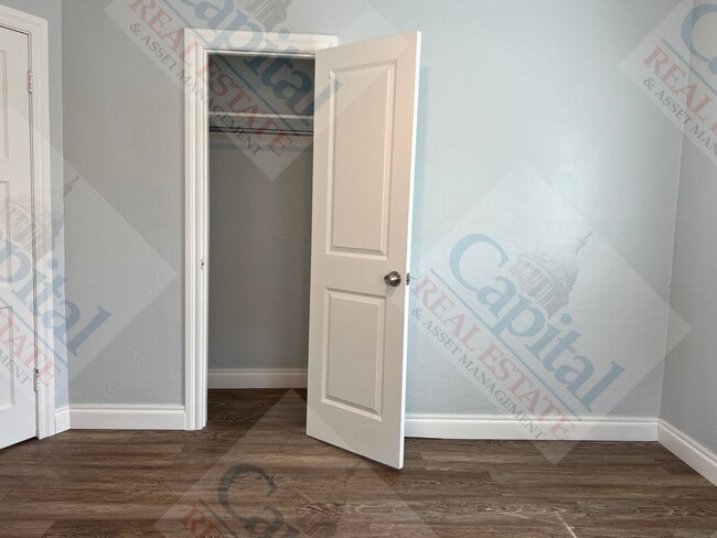 Building Photo - Charming 3 Bedroom