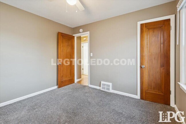 Building Photo - 4336 Lyman Ave