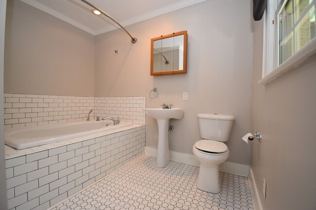 Building Photo - Cute 3 Bed 2 Bath with Hardwood Floors & G...