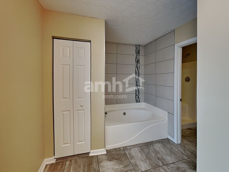 Building Photo - 5116 Sand Ct