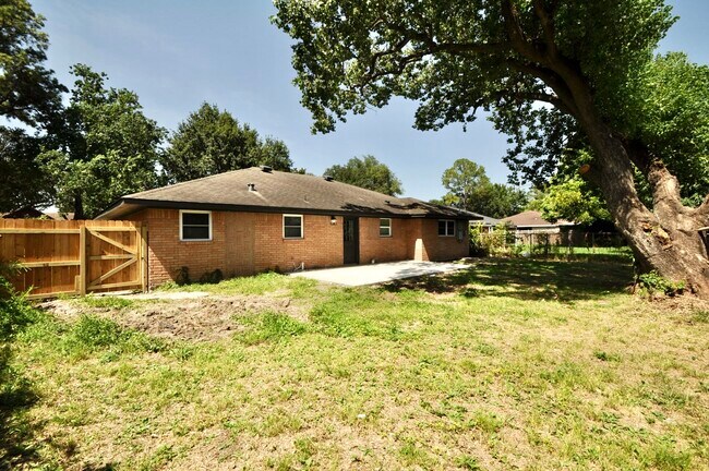 Building Photo - 7634 Wynlea St
