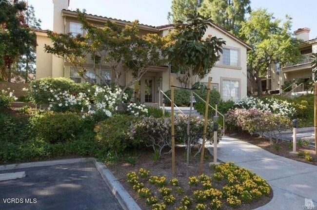 Building Photo - Beautiful 2 Bedroom, 2.5 Bath Townhome in ...