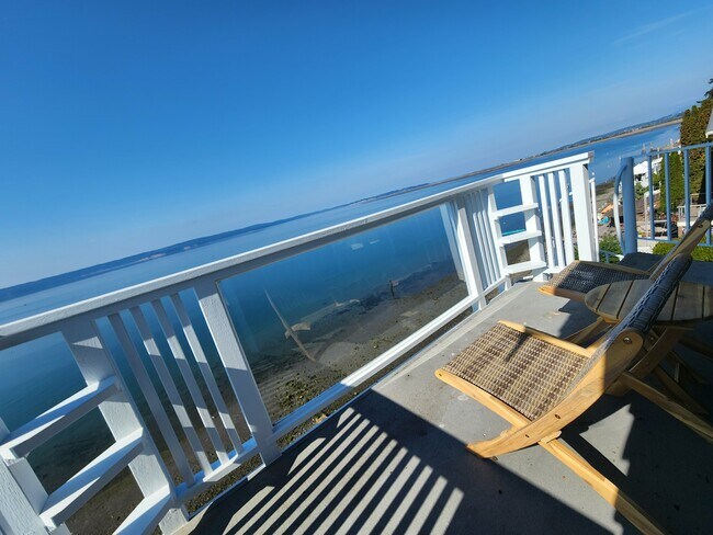 Building Photo - 19118 Soundview Dr NW