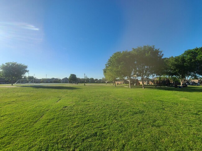 Building Photo - Rowlett Home in Great Location w/ Community Park, Pools, & Playground. Includes All Appliances!