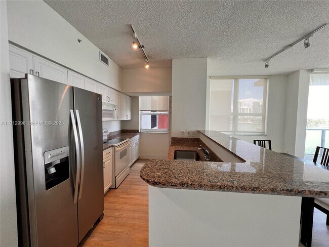 Building Photo - 1155 Brickell Bay Dr