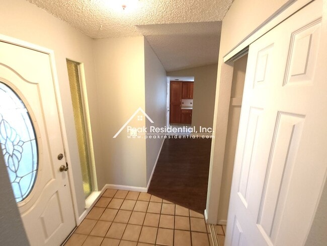 Building Photo - Cute Florin Area 3bd/2ba House with 2 Car ...