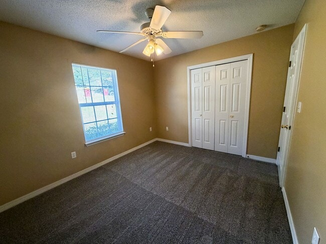 Building Photo - 3/2 Move-in Ready