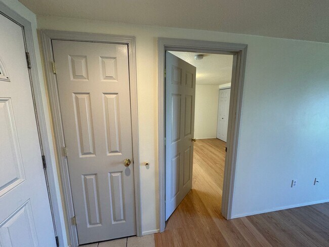 Building Photo - 1048/A/