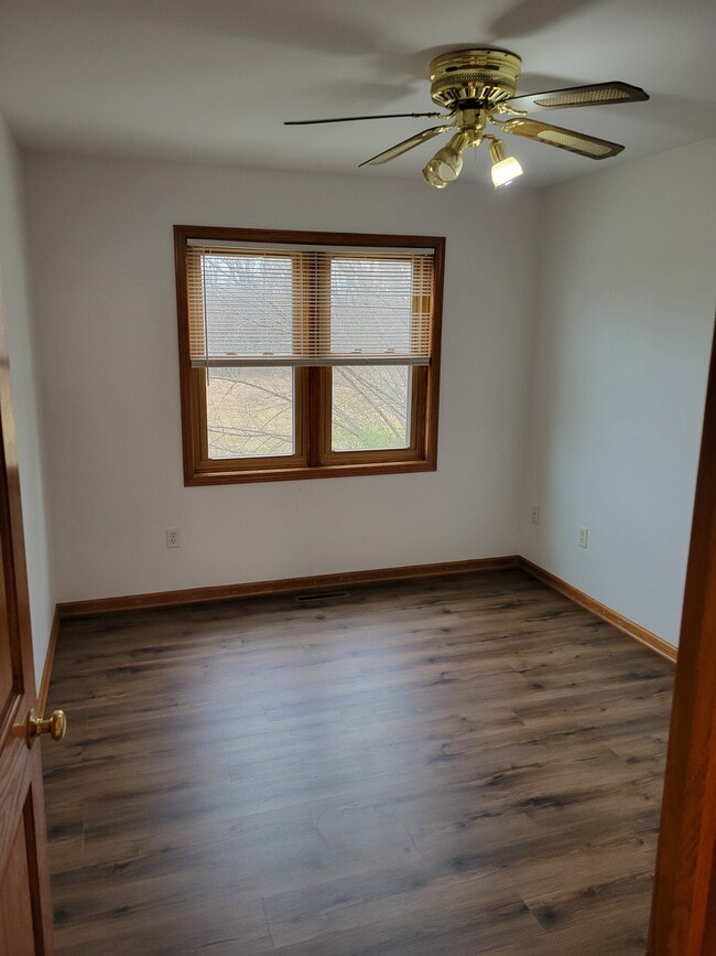 10×12 bedroom with walk-in closet - 153 Jennifer Ln