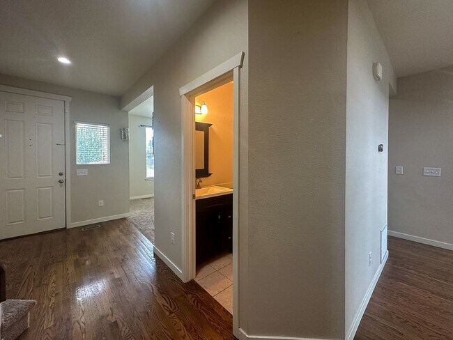 Building Photo - This 4bd home is waiting for you!