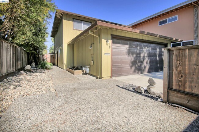 Building Photo - 127 Walti St