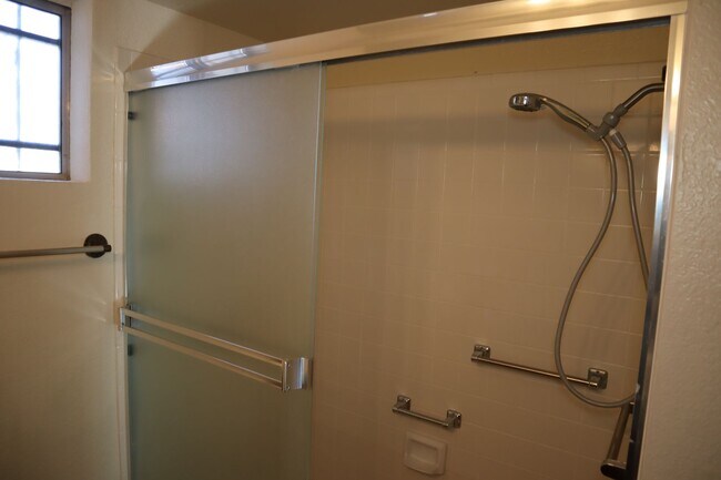 Building Photo - Livable, Lovable, & Avaiable!