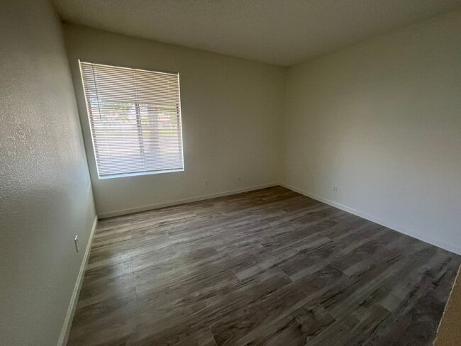 Building Photo - 402 Oakwood Ct