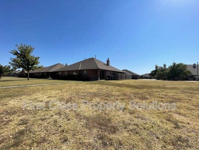 Building Photo - 400 N Willowood Dr