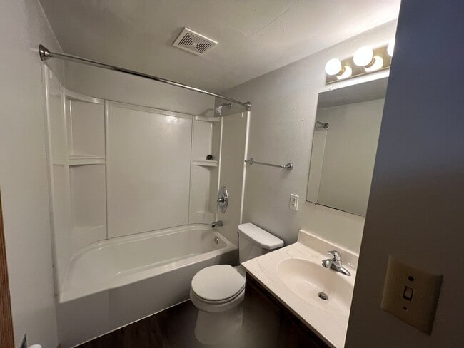 Building Photo - 2306 Radtke Ave