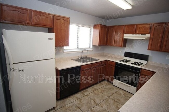 Building Photo - 3400 Blue Earth Ln