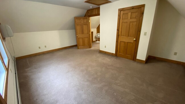 Building Photo - Very Large 4 Bedroom/1 Bath Apartment - He...