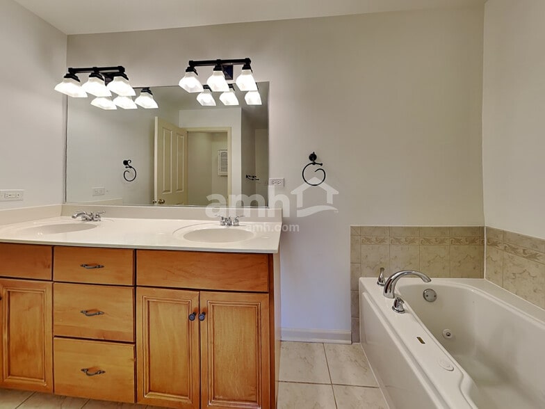 Building Photo - 576 N River St