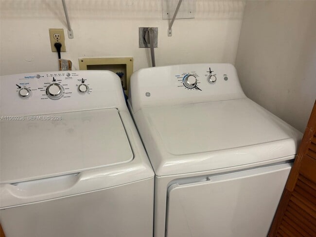 Building Photo - 9010 SW 125th Ave