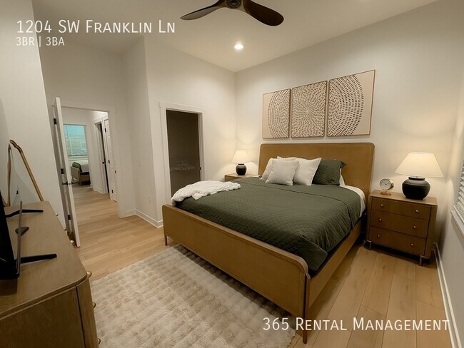 Building Photo - 1204 SW Franklin Dr