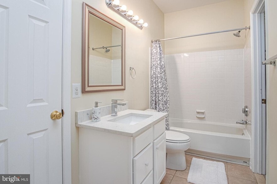 Full Bath - 1179 Cypress Tree Pl