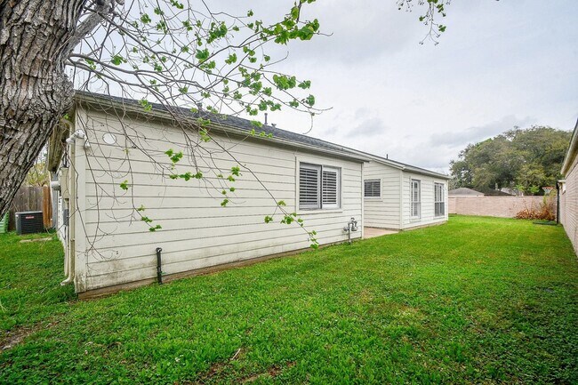 Building Photo - 15807 Los Altos Dr