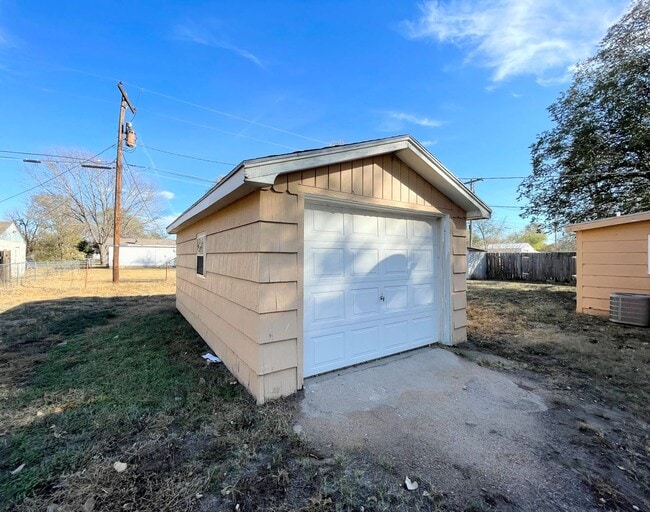 Building Photo - Two Bedroom Home with Detached Garage