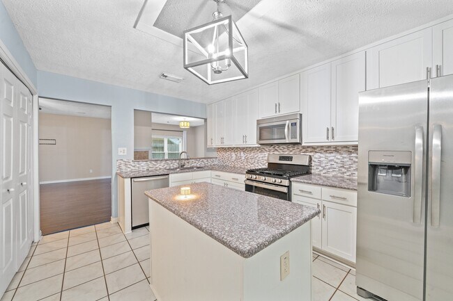 Building Photo - 18178 Holly Green Dr