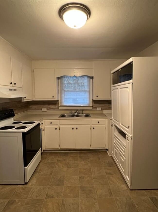 Building Photo - Cute home in Victor Mill in Greer. Rocking chair front porch, 2 bedrooms, 1 full bath with Hardwo...