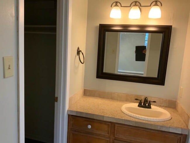 Building Photo - Spacious 4 bedroom 2 bath with lots of par...