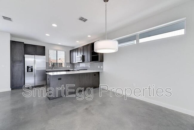 Building Photo - 801 N Bluff Dr