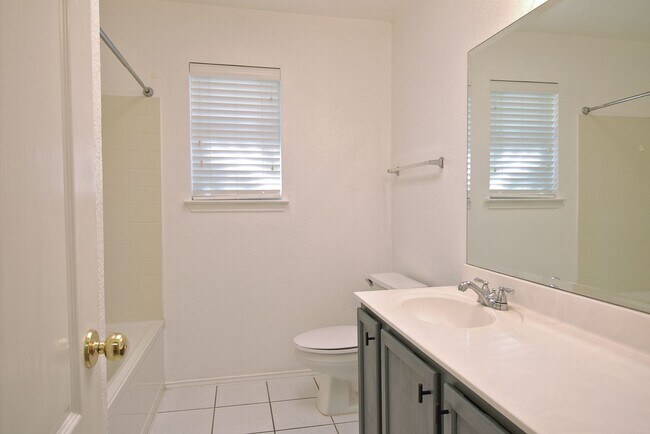 Building Photo - Well Maintained 3/2/2 on Corner Lot