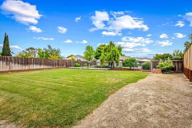 Building Photo - 464 Edelweiss Dr