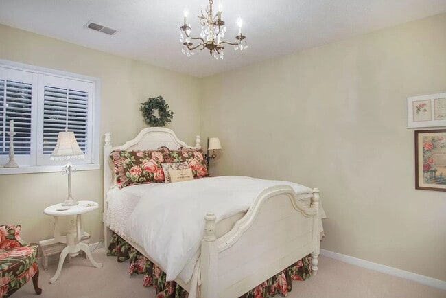 Building Photo - SOUTH SIDE HOLLAND 4 BED 3 BATH HOME