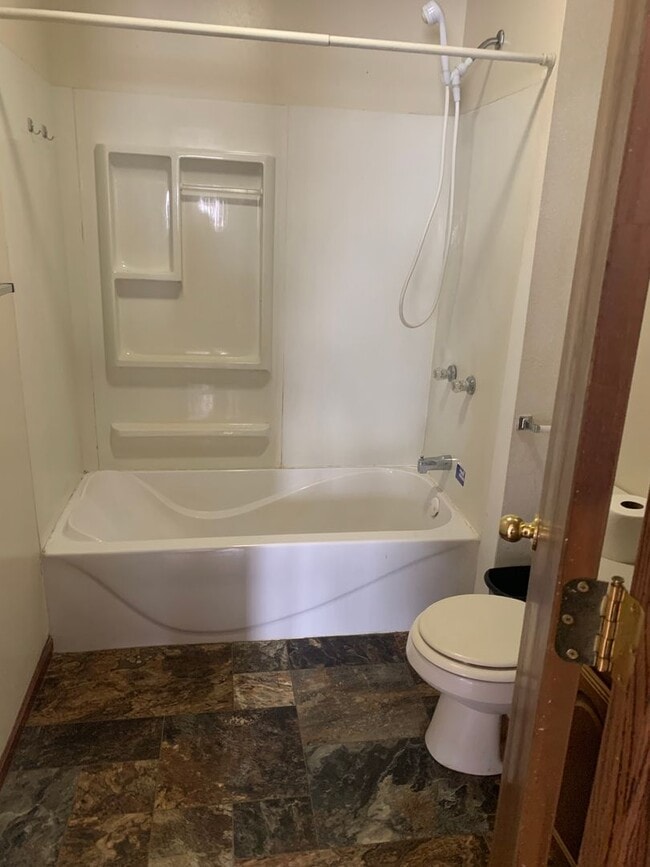 Building Photo - Spacious 3 Bedroom, 2 Bathroom Home near A...