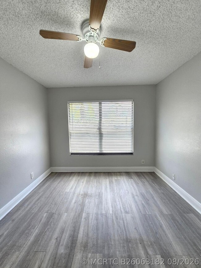 Building Photo - 1453 Lake Crystal Dr