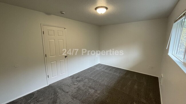 Building Photo - SE Portland - 2BD I 1BA - Top Floor w/ Balcony!