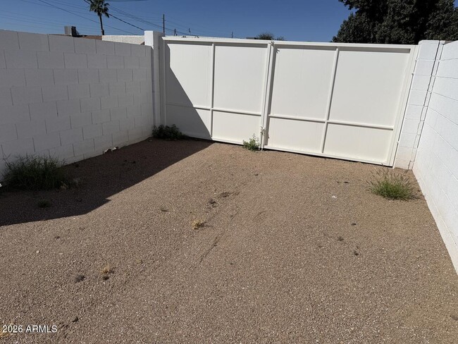 Building Photo - 476 E Linda Ave