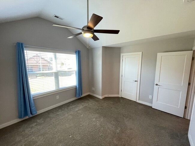 Building Photo - Matlock Townhomes 2 bedroom unit, close to I-24!