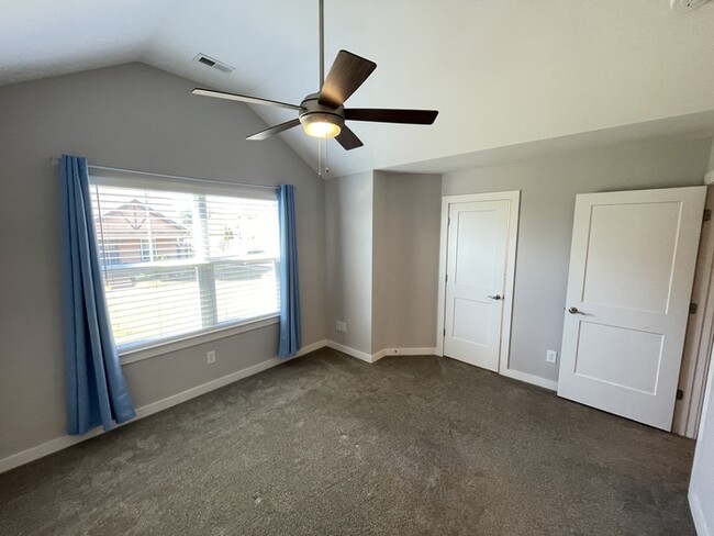 Building Photo - Matlock Townhomes 2 bedroom unit, close to...