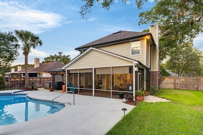 Building Photo - Pool Home