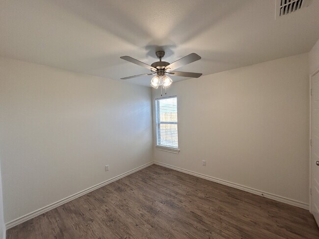 Building Photo - "Charming 3-Bed, 2-Bath Home with Granite Elegance in Wolfforth!"