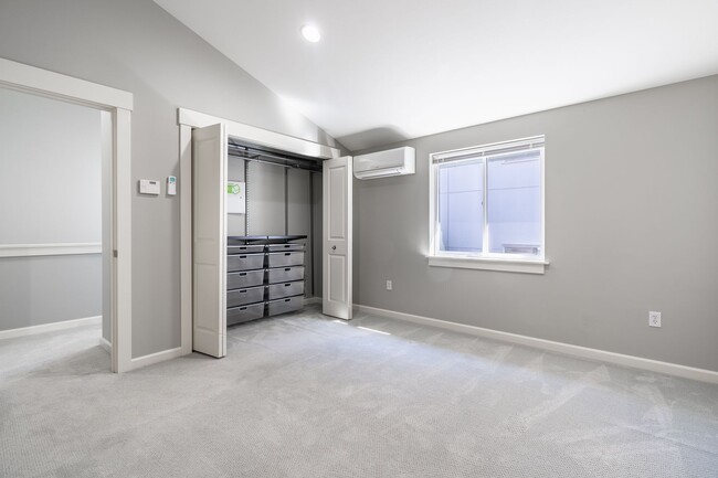 Building Photo - 2bd/2.5ba Seattle Townhome