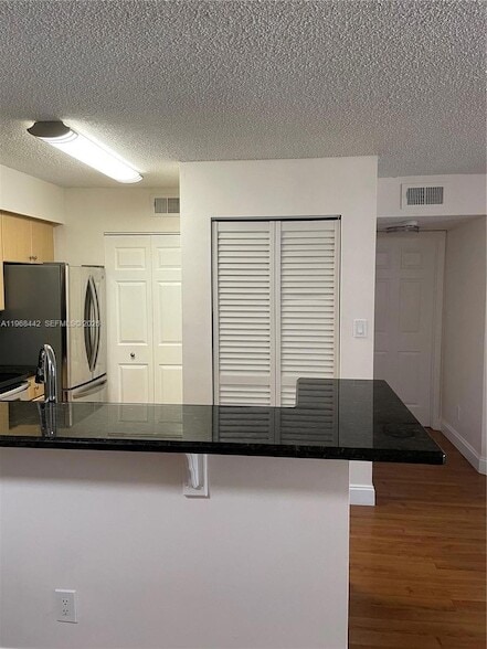 Building Photo - 570 S Park Rd