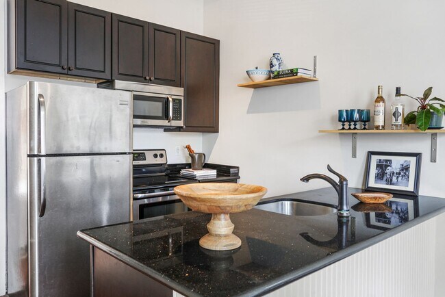 Building Photo - 1BD/1BA in Bywater, Central Air, W/D in Unit, Private Back Patio.