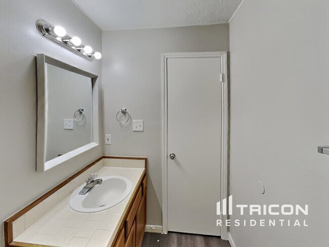 Building Photo - 1919 Creston Dr