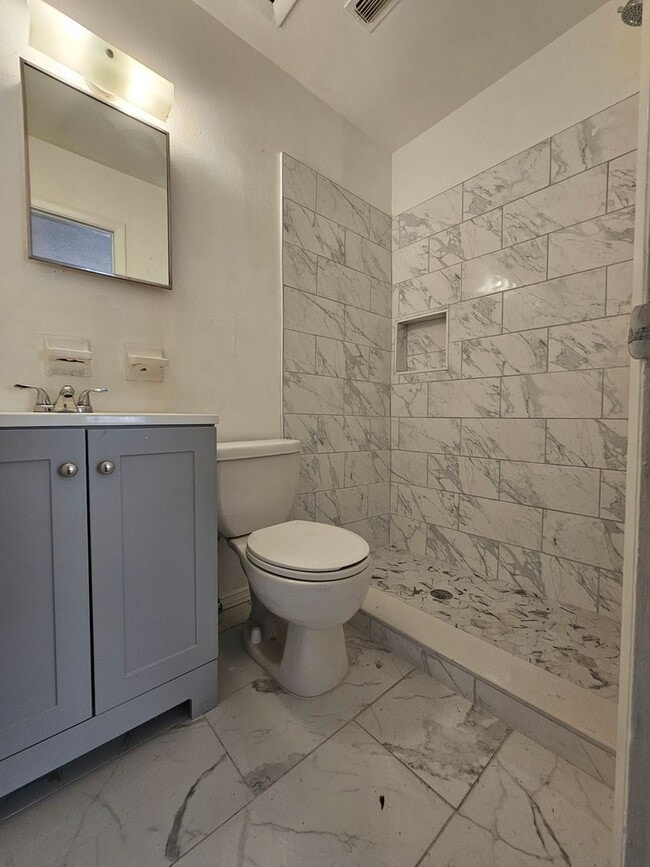 Building Photo - Cozy 3 Bedroom 2 bathroom Home in Prime Or...