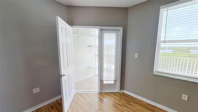 Building Photo - 6495 Shoreline Dr